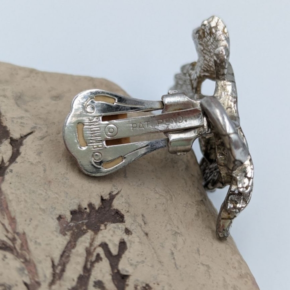 Vintage EMMONS Clip On Earrings Silver Tone Metal Leaf Design Textured - Picture 5 of 12